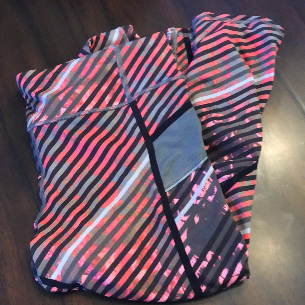 Athleta cropped athletic leggings with back horizontal hideaway zippered pocket